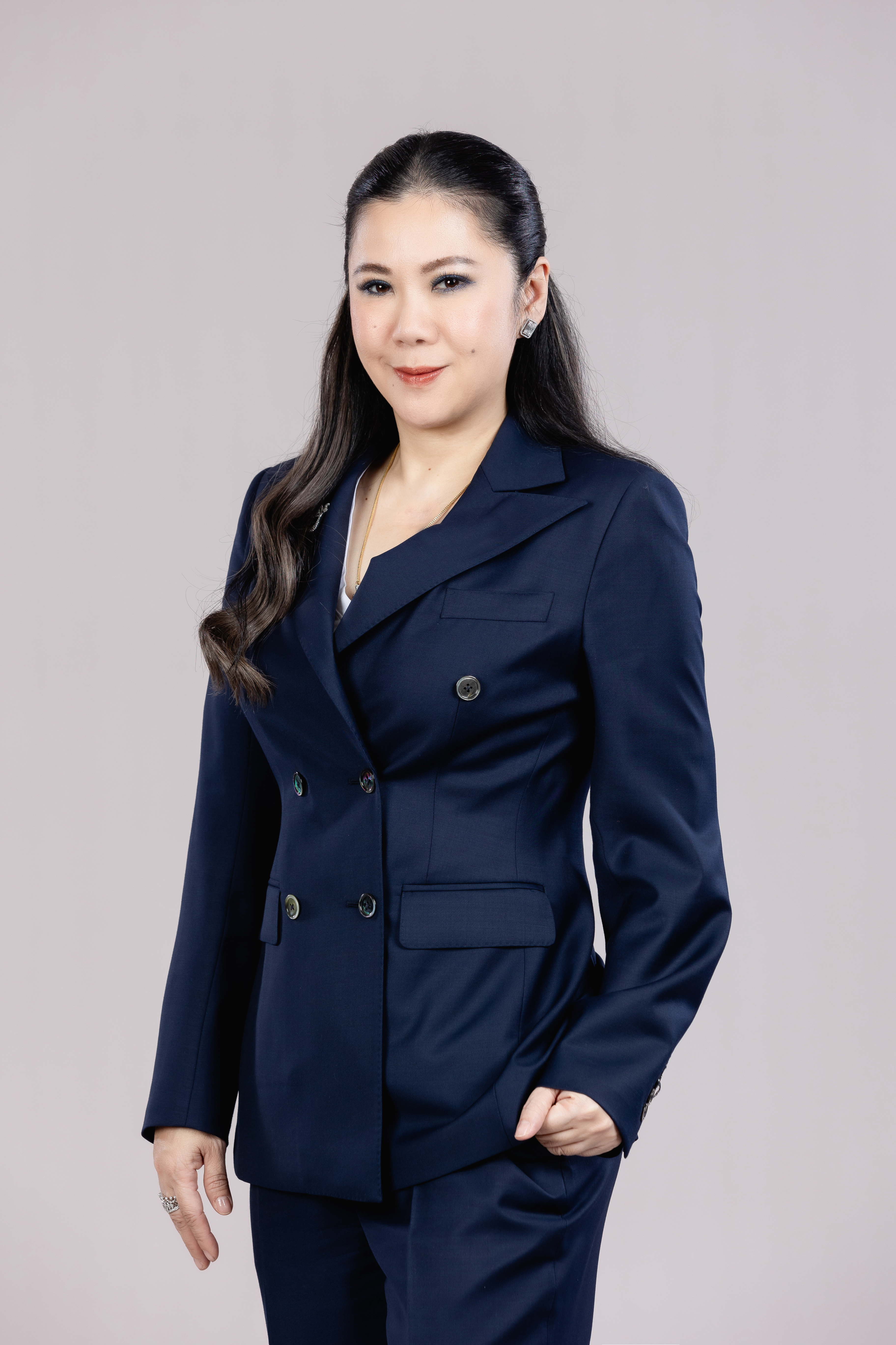 นางสาวฐาปนีย์ เกียรติไพบูลย์ ผู้ว่าการการท่องเที่ยวแห่งประเทศไทย