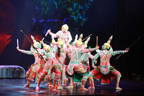 โขนศาลาเฉลิมกรุง ต้อนรับเทศกาลสงกรานต์… ครอบครัวสุขสันต์...ชวนกันมาดูโขน ชุดหนุมาน โปรโมชั่นพิเศษ! ซื้อบัตร 1 ท่าน ชมฟรี 2 ท่าน เฉพาะวันที่ 9-10 เมษายน 2558 นี้เท่านั้น