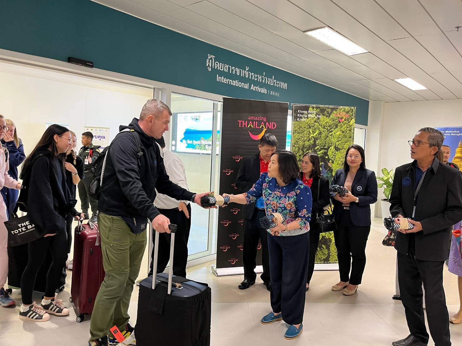 ททท. ต้อนรับนักท่องเที่ยวสาธารณรัฐโปแลนด์จากเที่ยวบิน Charter Flight เที่ยวบินแรกในช่วงฤดูหนาวบินตรงจากกรุงวอร์ซอสู่จังหวัดกระบี่ ประเทศไทย  