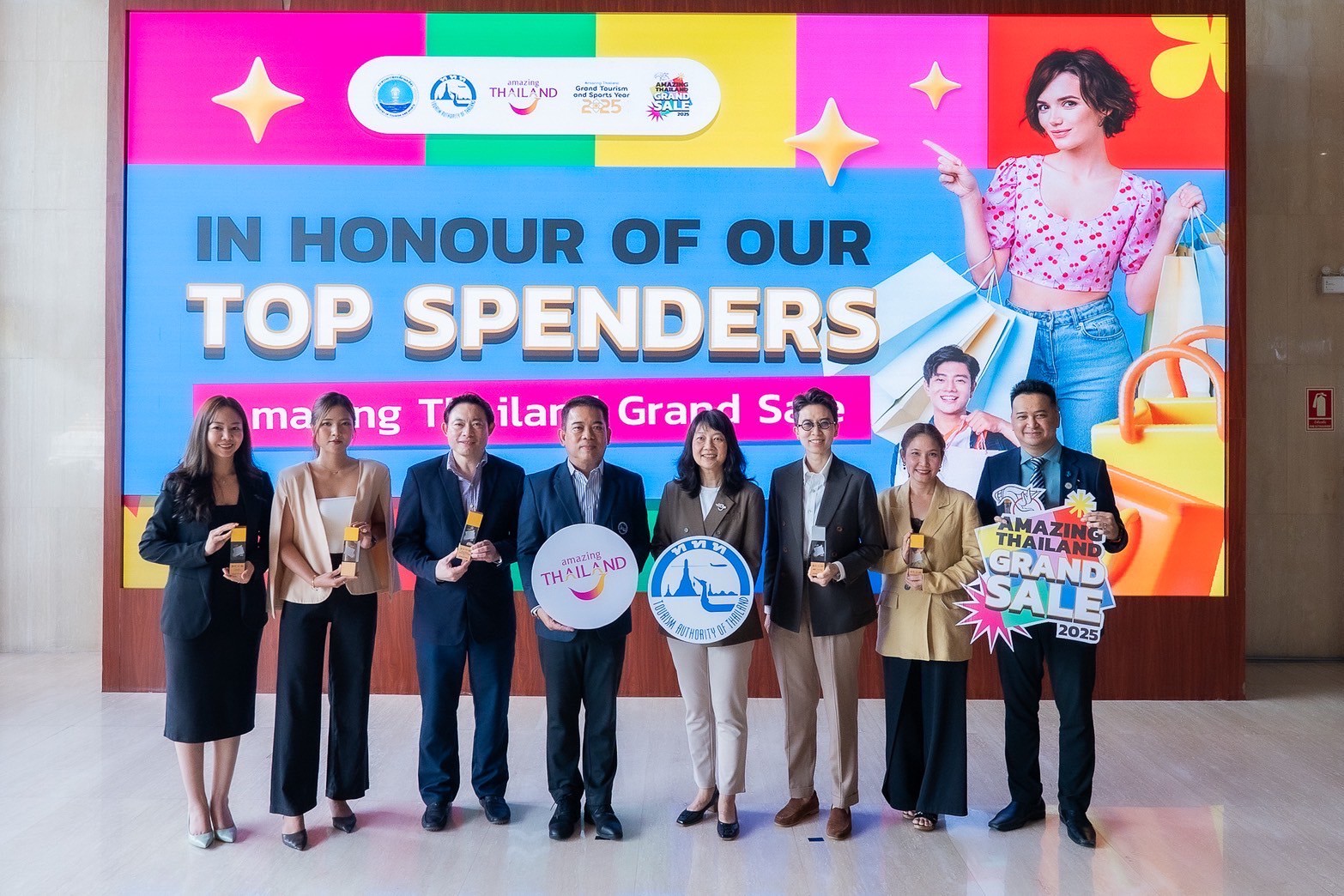ททท. มอบโล่ประกาศเกียรติคุณให้แก่ผู้ประกอบการที่มียอดขายสูงสุด และนักท่องเที่ยว Top Spender 10 อันดับ ภายใต้โครงการ Amazing Thailand Grand Sale 2025