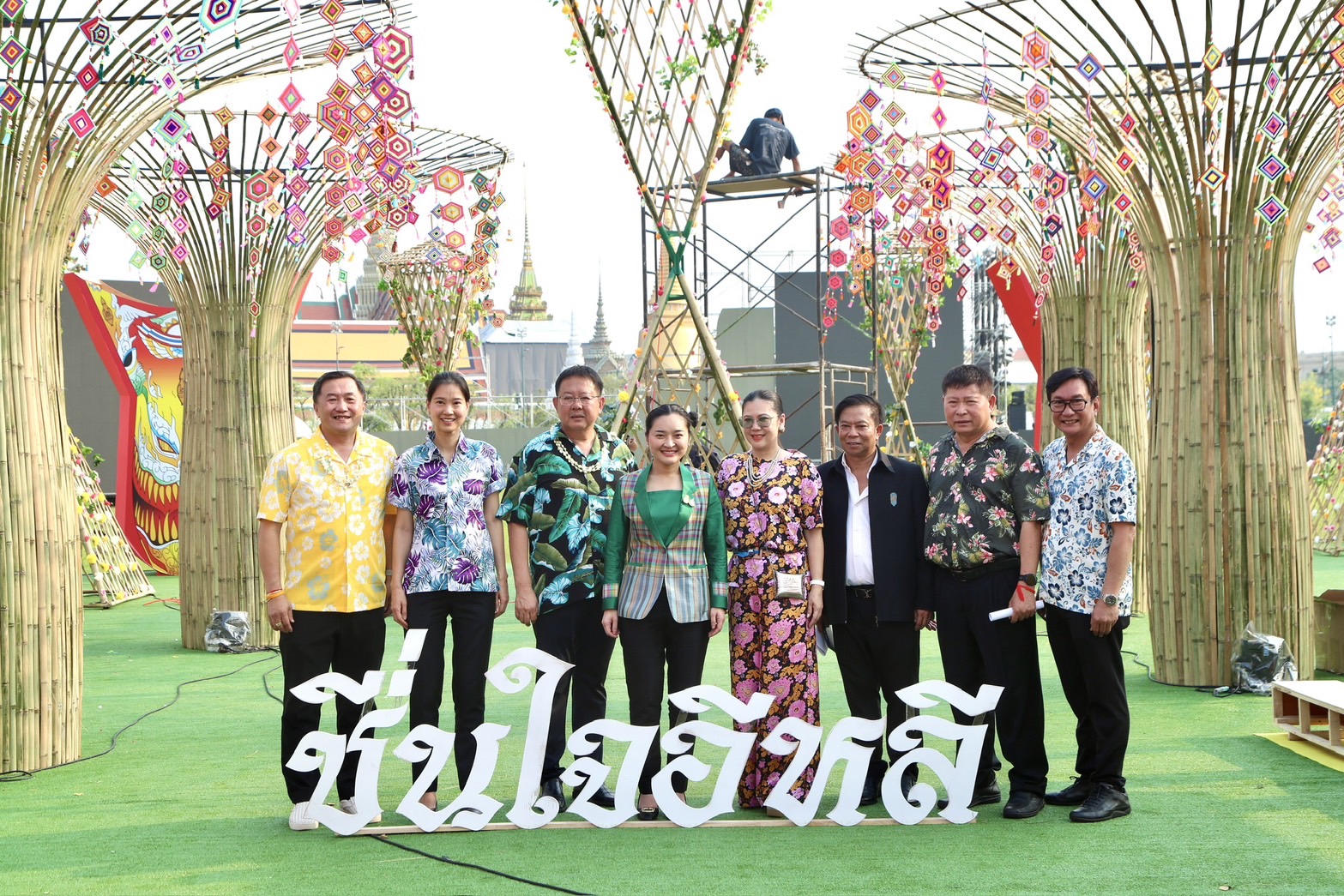 รัฐมนตรีท่องเที่ยวเชิญชวนร่วมงาน “Maha Songkran World Water Festival 2024 เย็นทั่วหล้า มหาสงกรานต์ 2567” จัดเต็มขบวนรถพาเหรดมหาสงกรานต์วิจิตรตระการตา พร้อมที่นั่งชมกว่า 2,000 ที่ สุดเหวี่ยงกับสีสันสงกรานต์ บริเวณถนนราชดำเนินกลางและท้องสนามหลวง