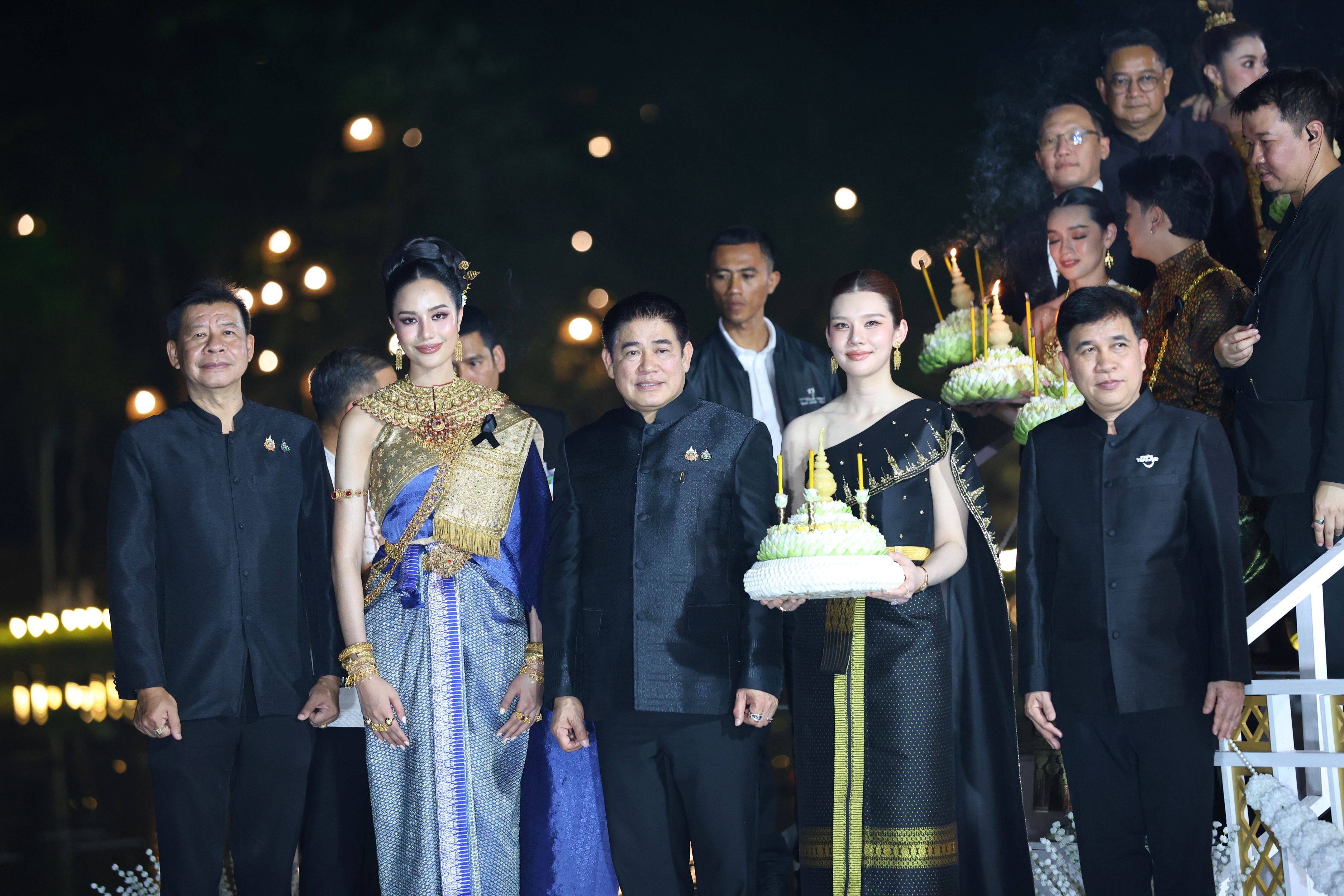 รองนายกรัฐมนตรีเปิดงาน Maha Loi Krathong @Ayutthaya พร้อมเชิญชวนคนไทยร่วมน้อมรำลึกในพระมหากรุณาธิคุณของสมเด็จพระนางเจ้าสิริกิติ์ พระบรมราชินีนาถ พระบรมราชชนนีพันปีหลวง ณ วัดพระราม จังหวัดพระนครศรีอยุธยา 